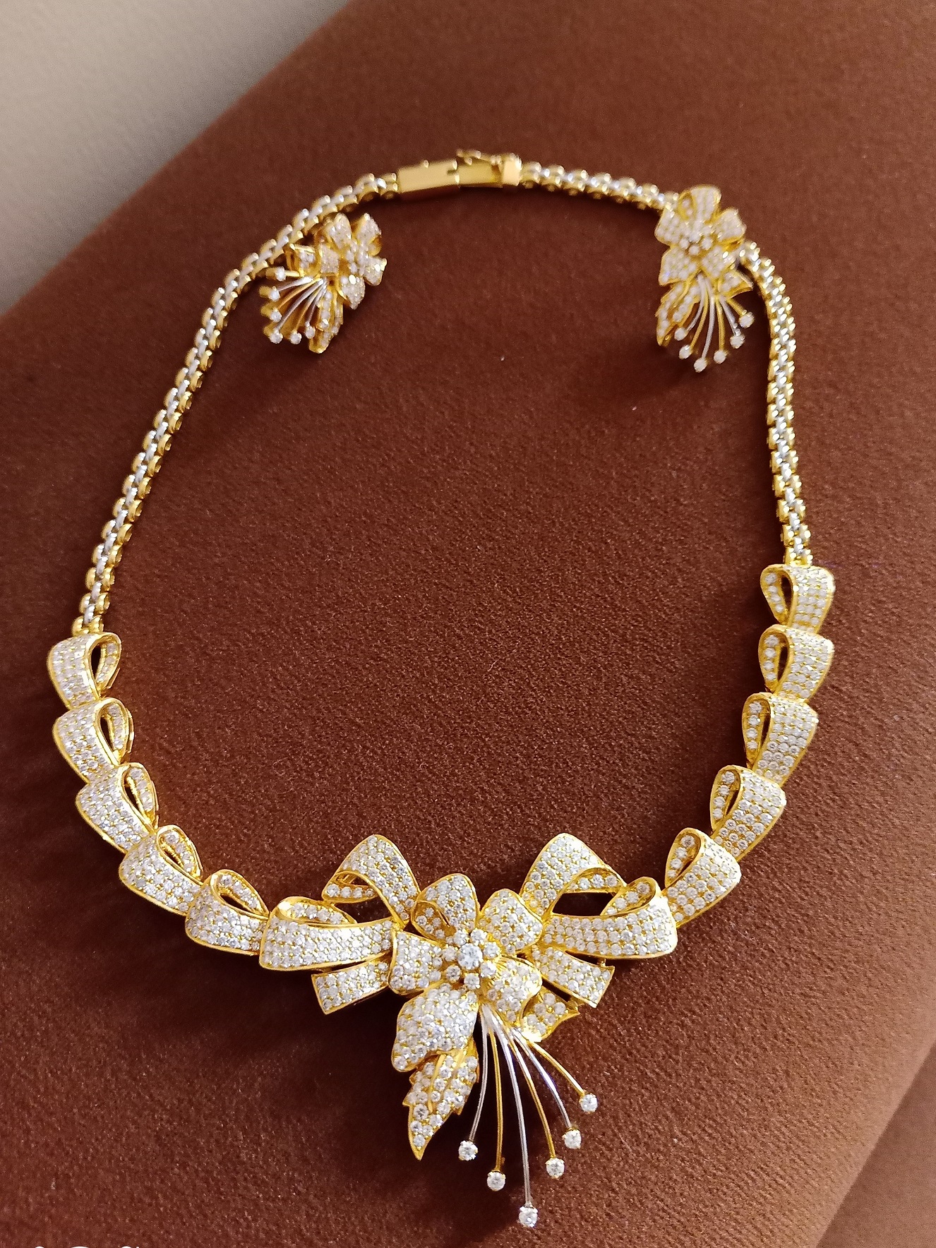 Ribbon-like Diamond Necklace