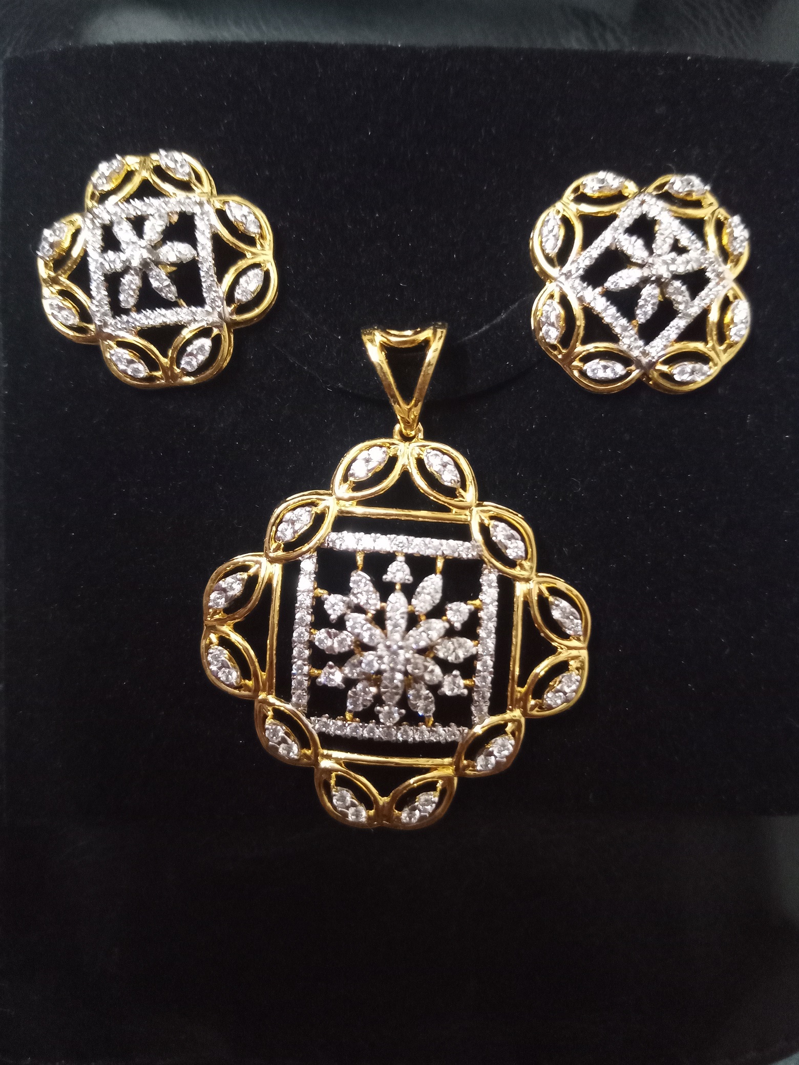 Golden Blooms Diamond Square Pendant Set