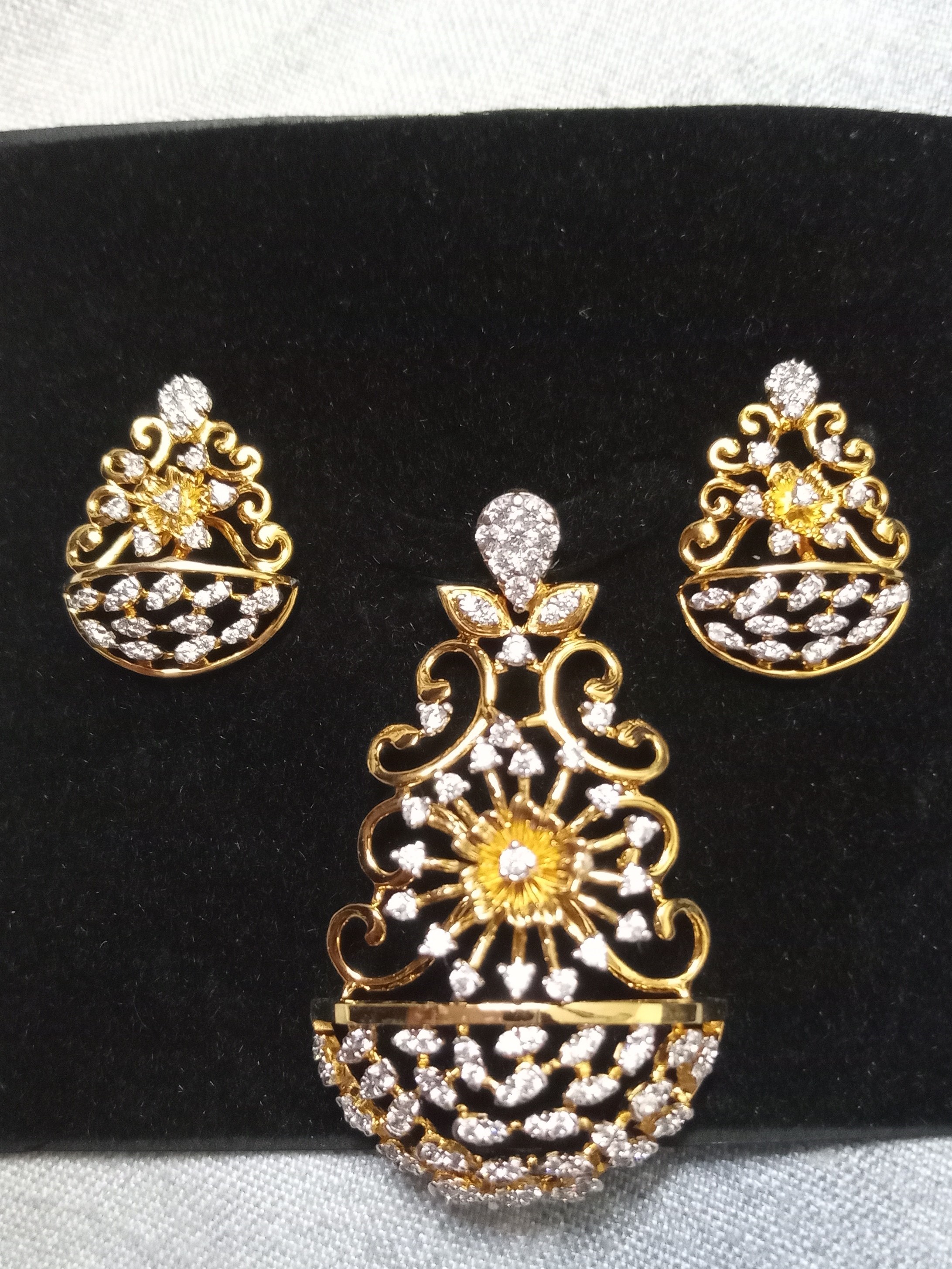 Sunburst Turbulence Diamond Pendant set